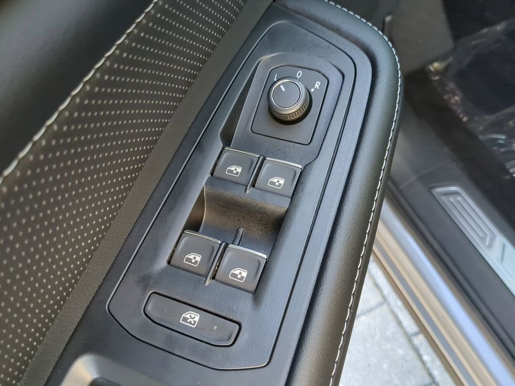 New 2026 Silver Volkswagen 2.0T SE w/Technology image 19