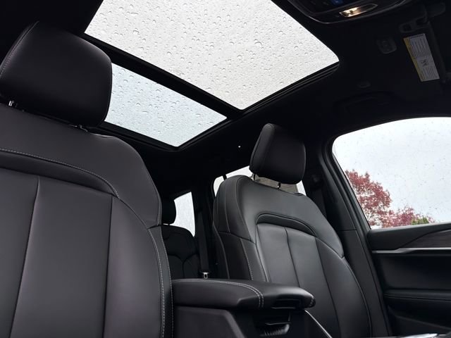 New 2025 Diamond Black Crystal Pearl-Coat Exterior Paint Jeep Limited image 23