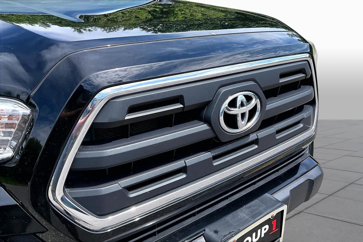 Used 2017 Black Toyota SR5 image 31