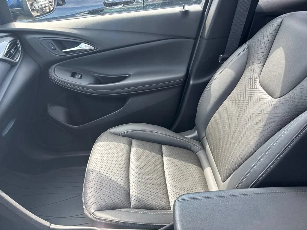Used 2023 SAPPHIRE METALLIC Buick Essence image 11