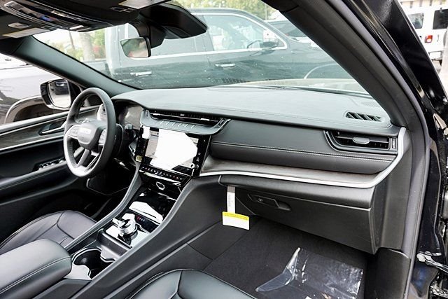 New 2026 Diamond Black Crystal Pearl-Coat Exterior Paint Jeep Limited image 11