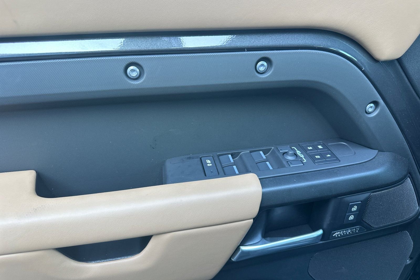 2026 Land Rover Defender V8 - Photo 10