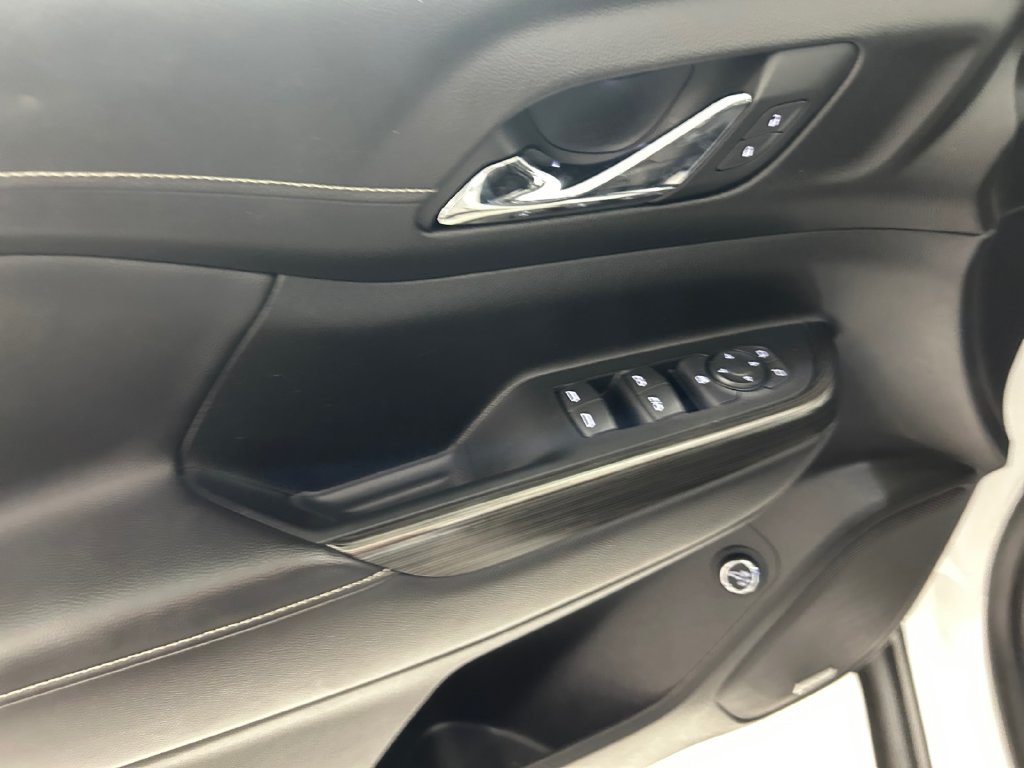 Used 2023 White GMC SLT image 12