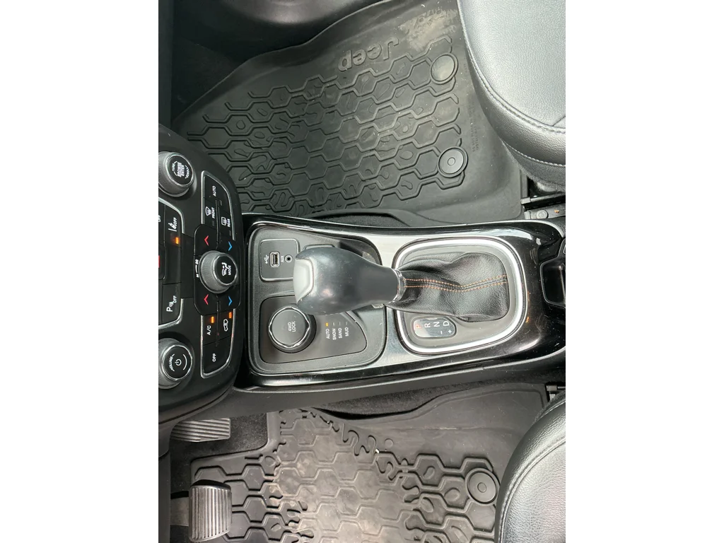 Used 2018 Diamond Black Crystal Pearlcoat Jeep Limited image 19