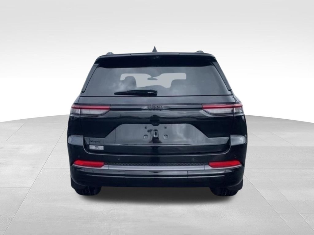 New 2026 Diamond Black Crystal Pearl-Coat Exterior Paint Jeep Limited Reserve image 4