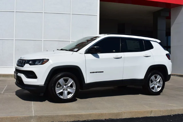 Used 2022 White Jeep Latitude image 2