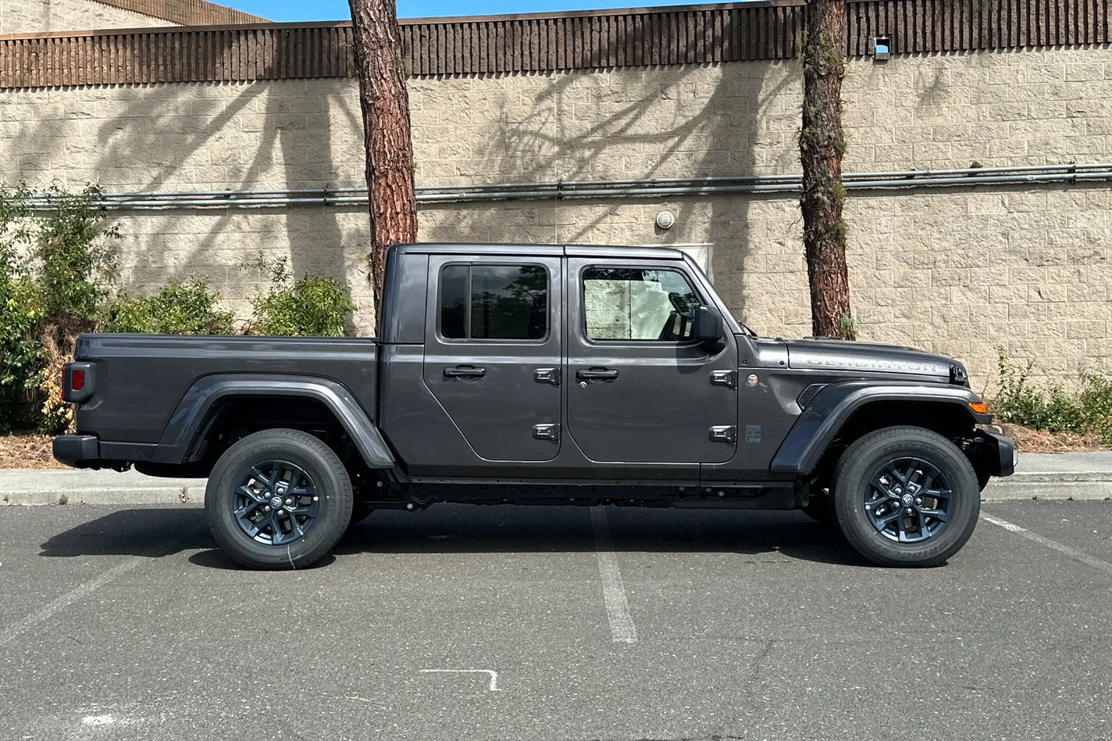 New 2026 Granite Crystal Metallic Clear-Coat Exterior Paint Jeep 85th Anniversary Edition image 2