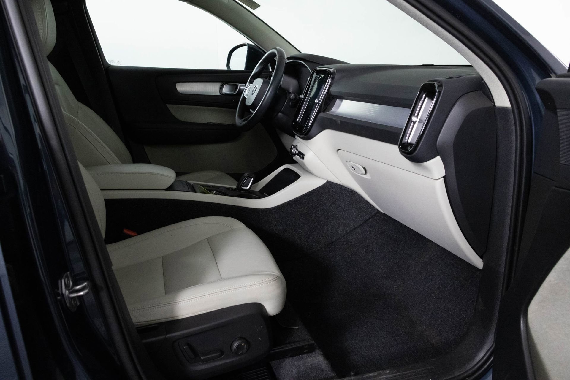 2021 VOLVO XC40 - Image 38