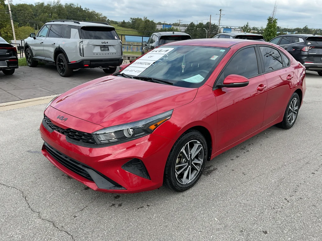 Used 2022 Currant Red Kia LXS image 4