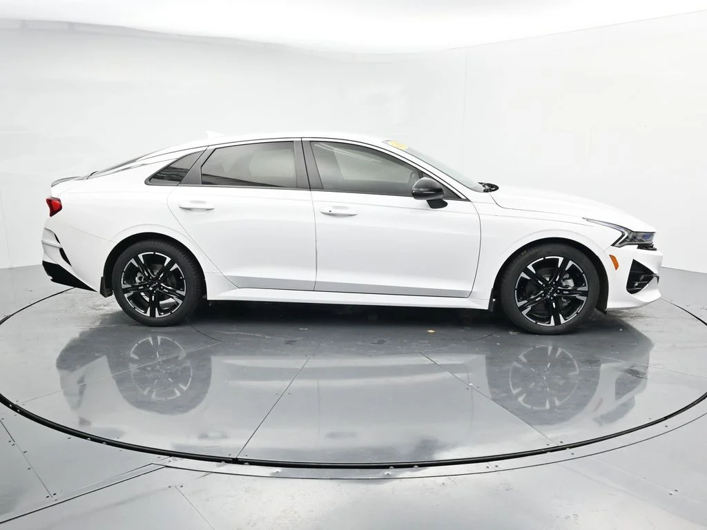 Used 2023 White Kia GT-Line image 9