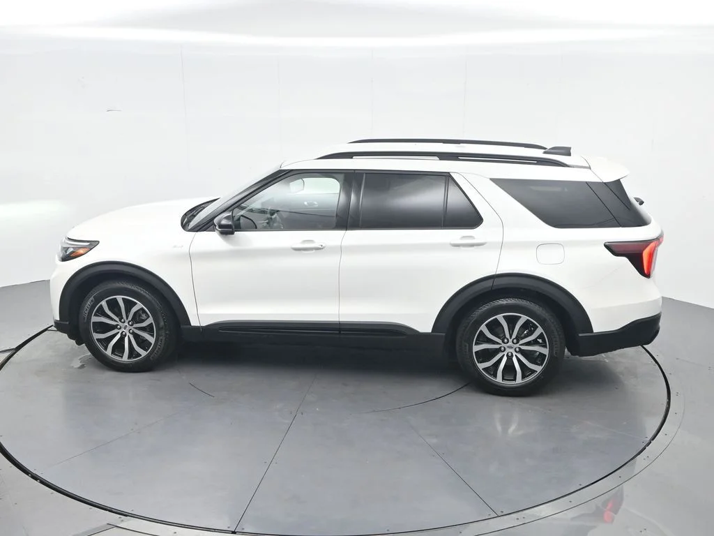 New 2026 Star White Metallic Tri-Coat Ford ST-Line image 41