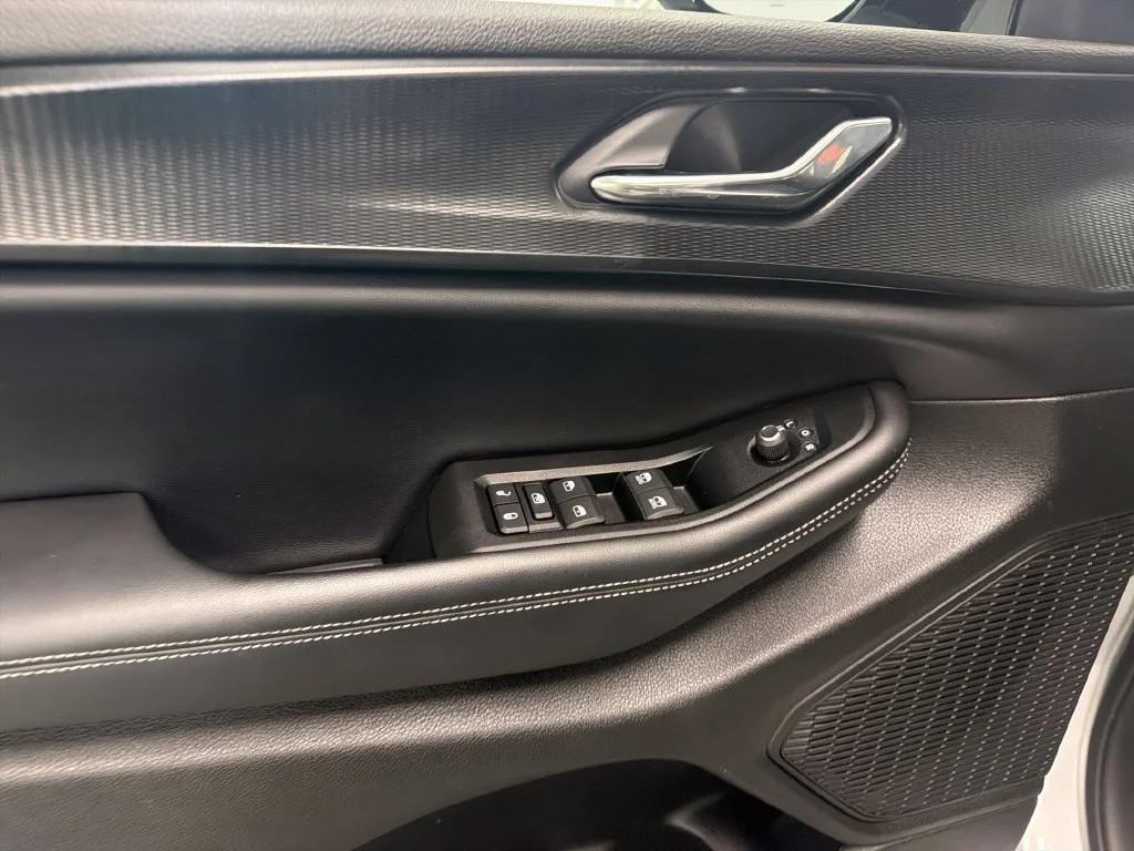 Used 2025 Silver Jeep Altitude image 13