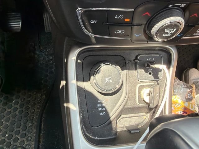 Used 2019 Silver Jeep Latitude image 11