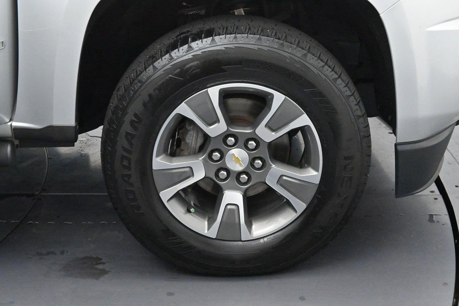 Used 2018 SILVER ICE METALLIC Chevrolet 4WD Z71 image 35