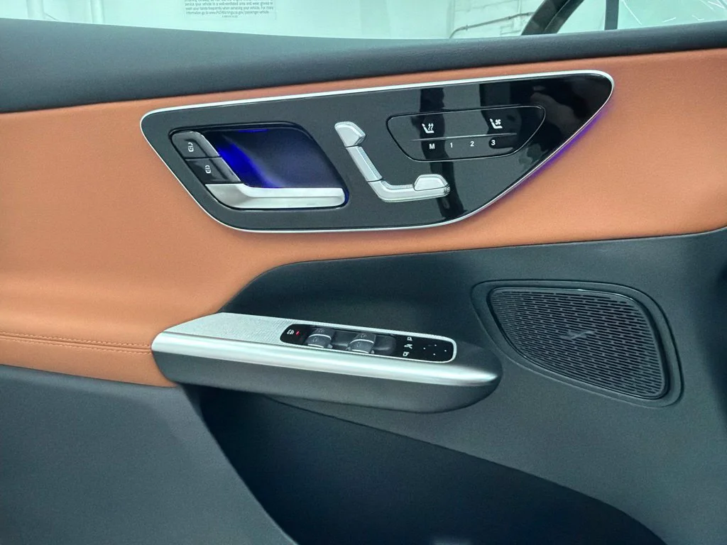 New 2027 White Mercedes-Benz GLC 300 image 18