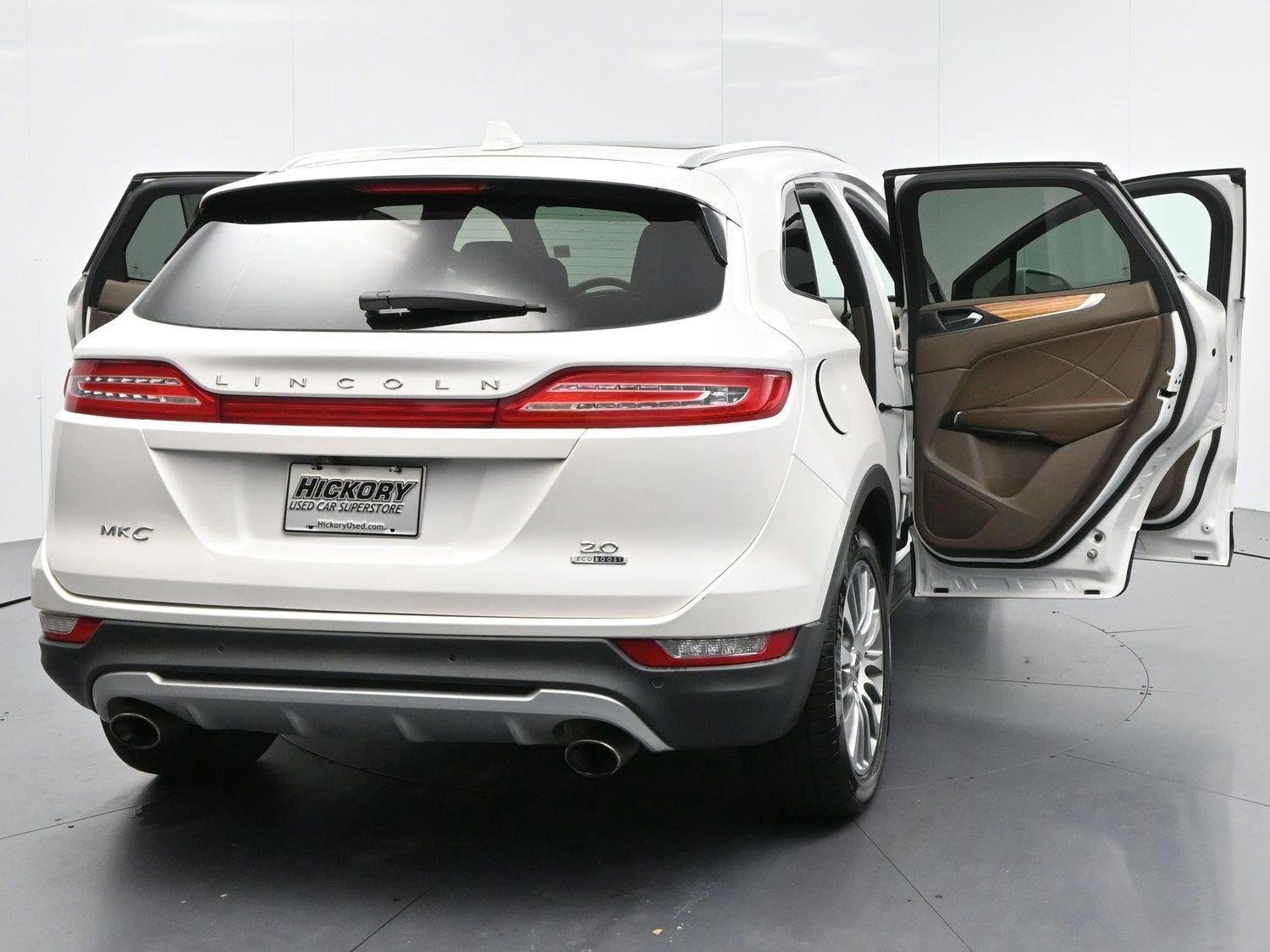 Used 2015 White Platinum Metallic Tri-Coat Lincoln FWD 4dr image 37