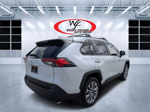 Used 2025 Beige Toyota XLE Premium image 3