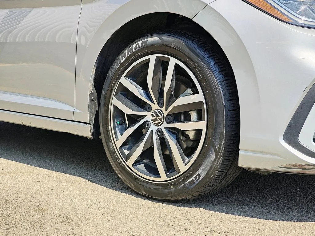 2025 Volkswagen Jetta SE - Photo 9