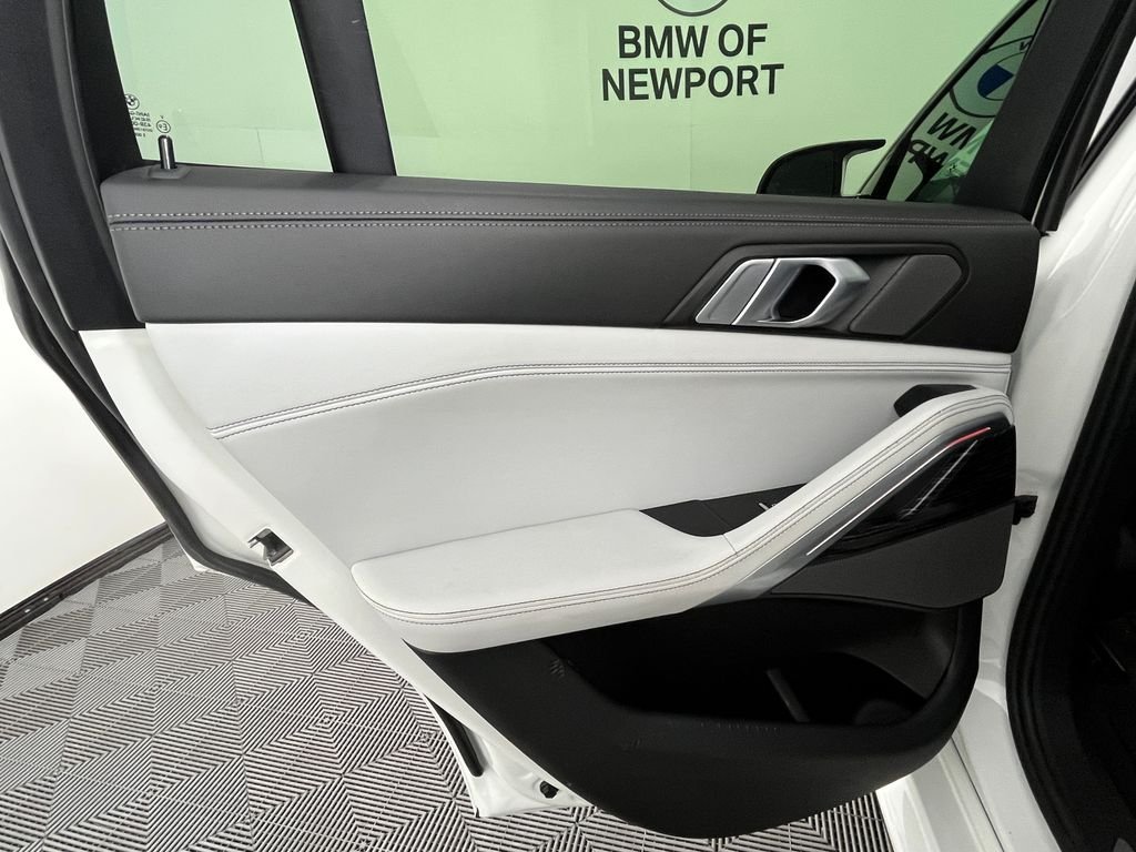 Used 2024 White BMW M60i image 27