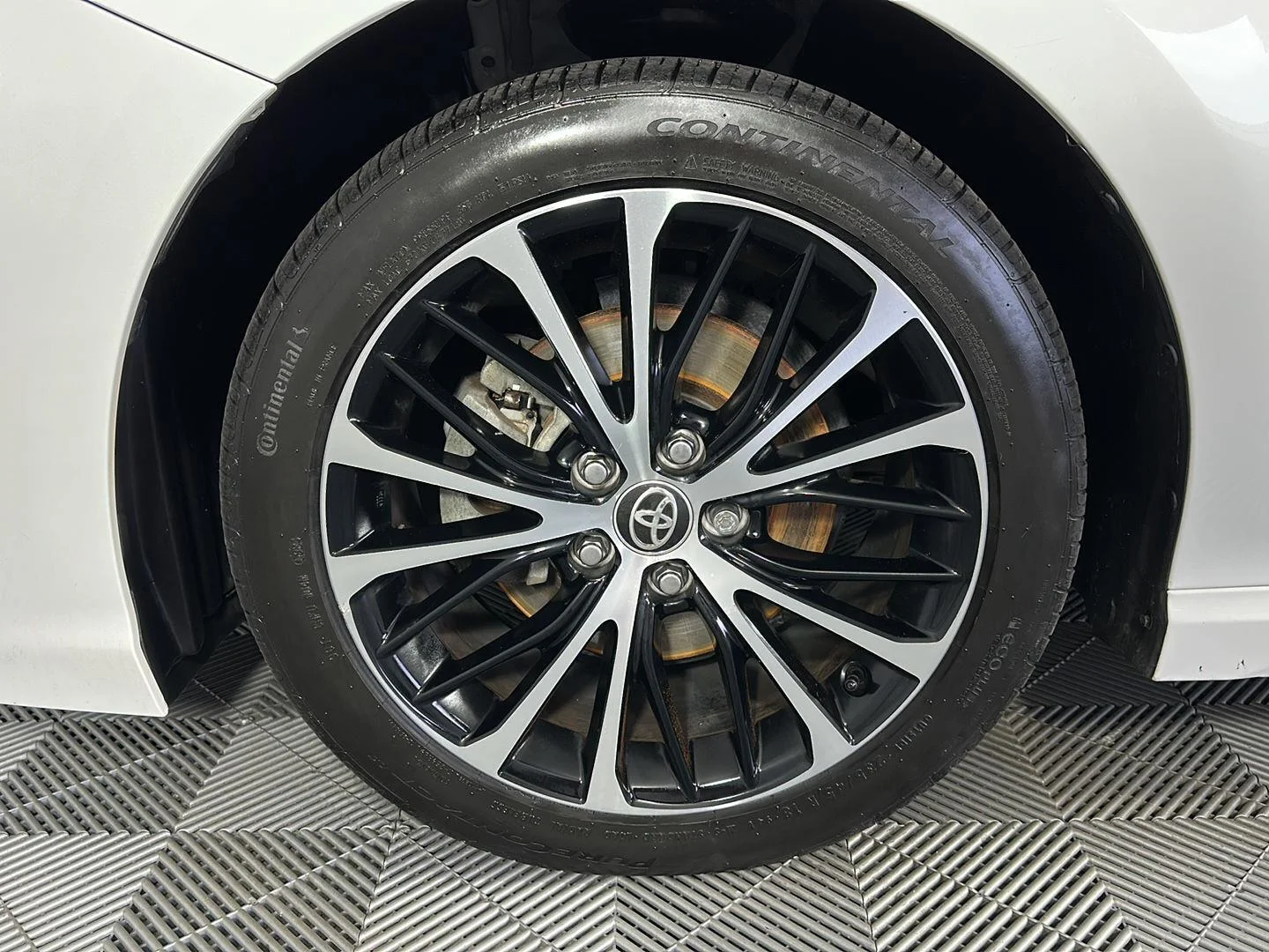 Used 2020 Super White Toyota SE image 9