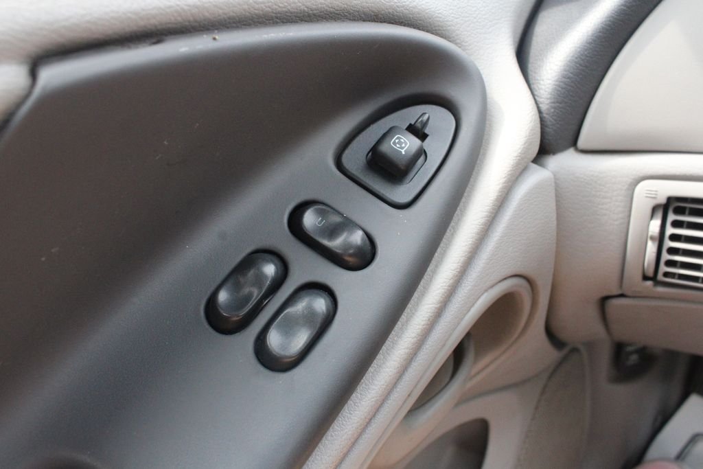 Used 2003 Silver Ford V6 image 4