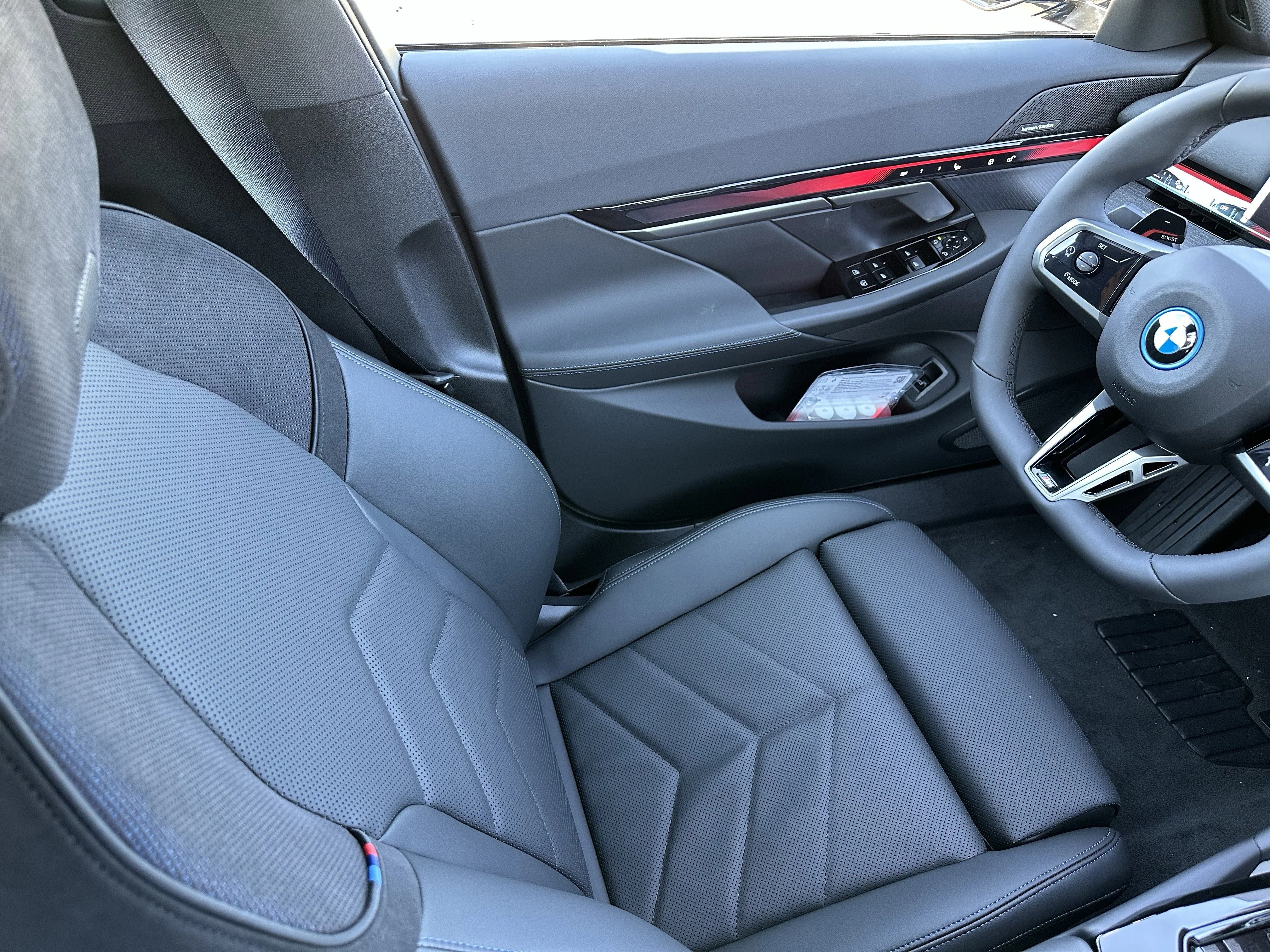 New 2026 Tanzanite Blue II Metallic BMW 550e xDrive image 9