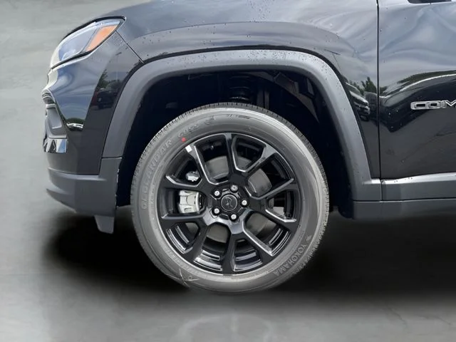 New 2026 Diamond Black Crystal Pearl-Coat Exterior Paint Jeep Latitude image 23
