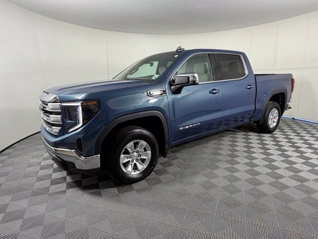 Used 2024  GMC SLE image 3