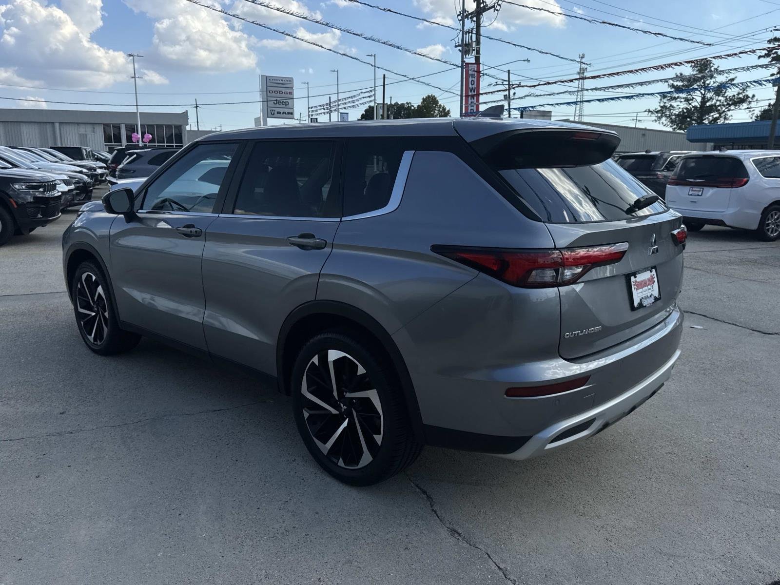 Used 2022 Alloy Silver Metallic Mitsubishi SE Launch Edition image 5