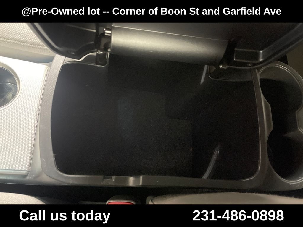 Used 2013 White Toyota Base image 27