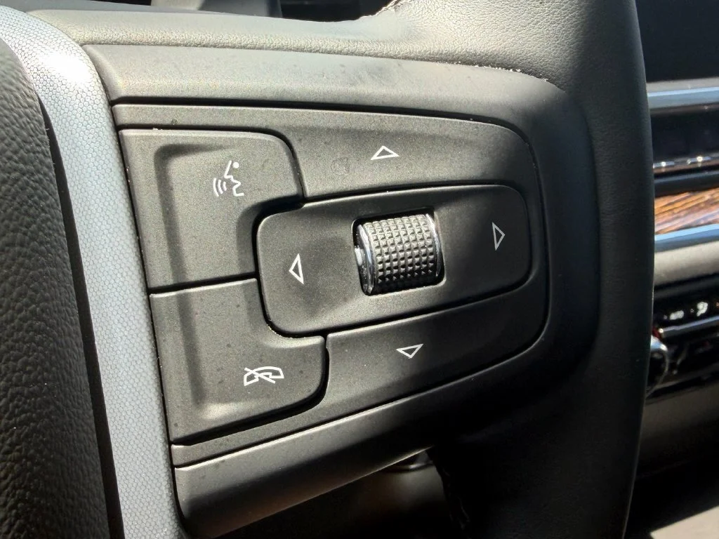 Used 2023 SUMMIT WHITE GMC Elevation image 28