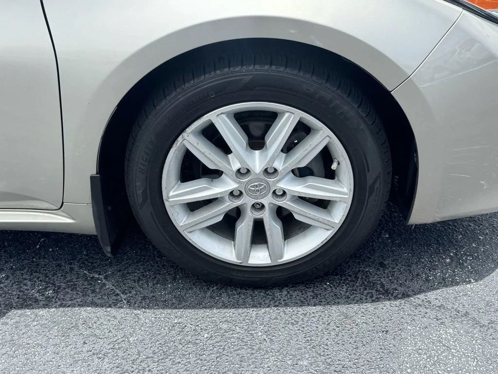 Used 2014 Beige Toyota XLE Premium image 9