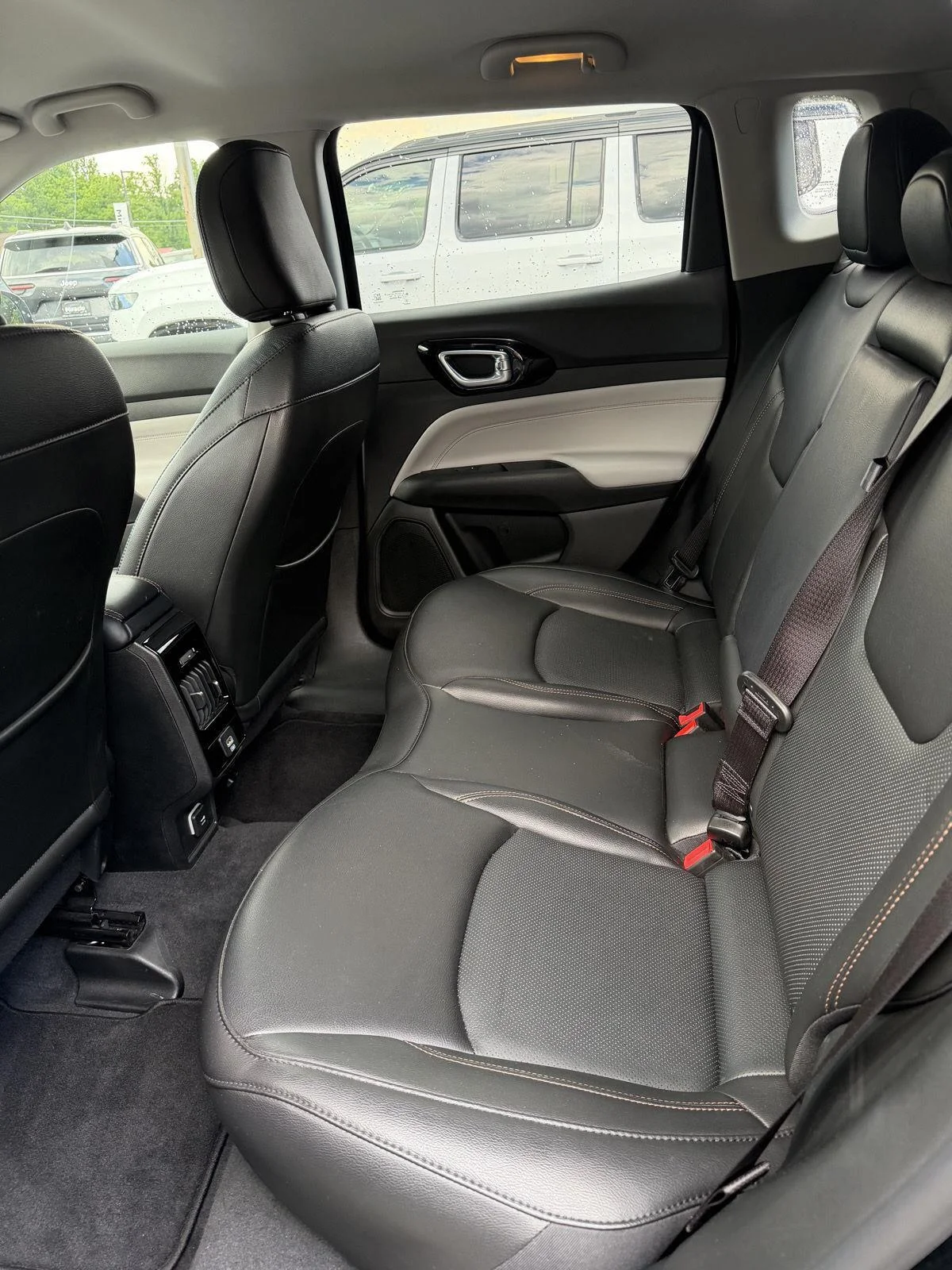 Used 2022 DIAMOND BLACK CRYSTAL PEARLCOAT JEEP LIMITED image 13
