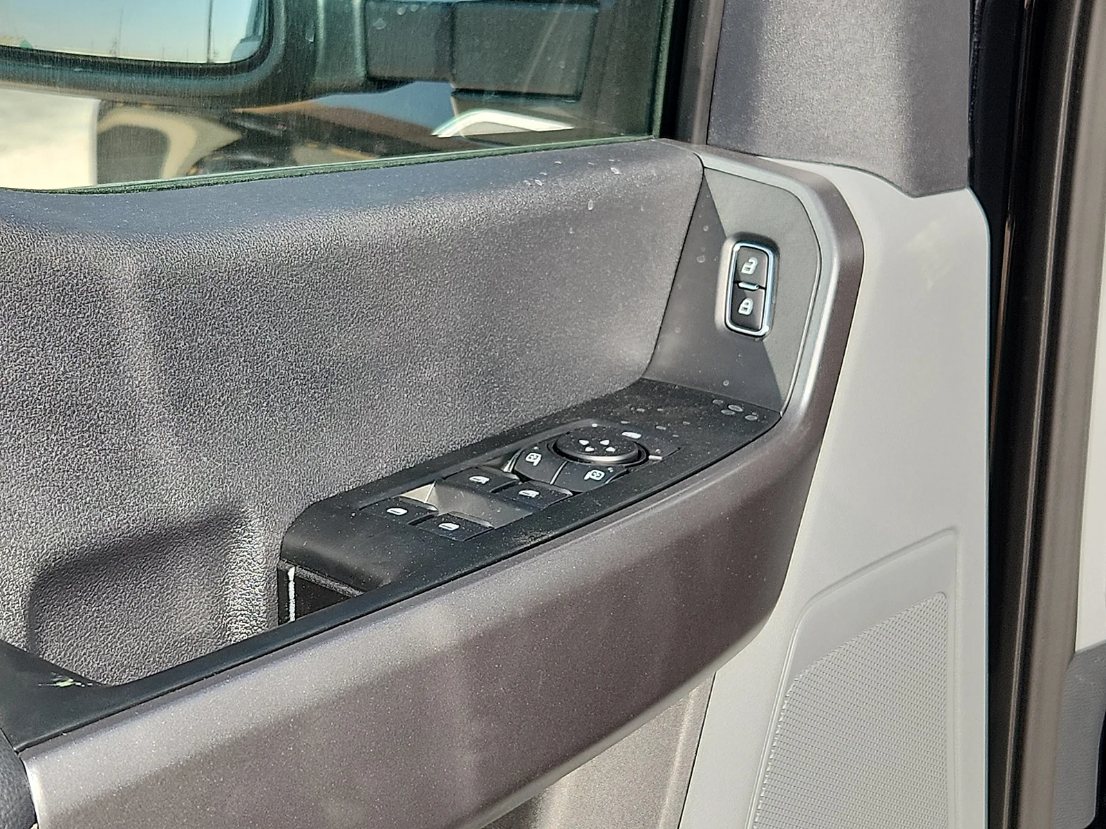 New 2027 Agate Black Metallic Ford XLT image 15
