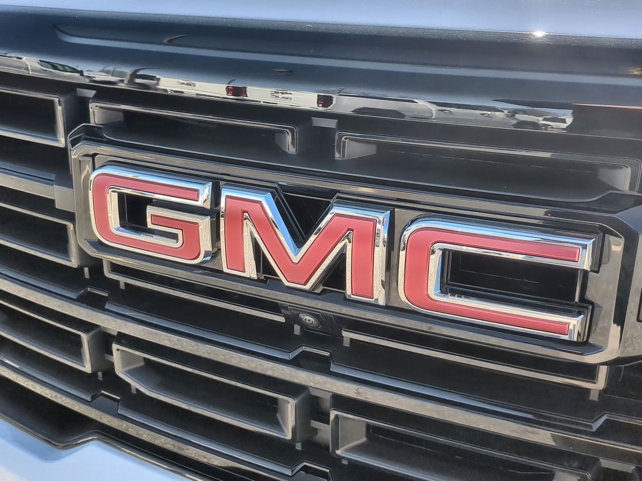 Used 2025 Summit White GMC Elevation image 31