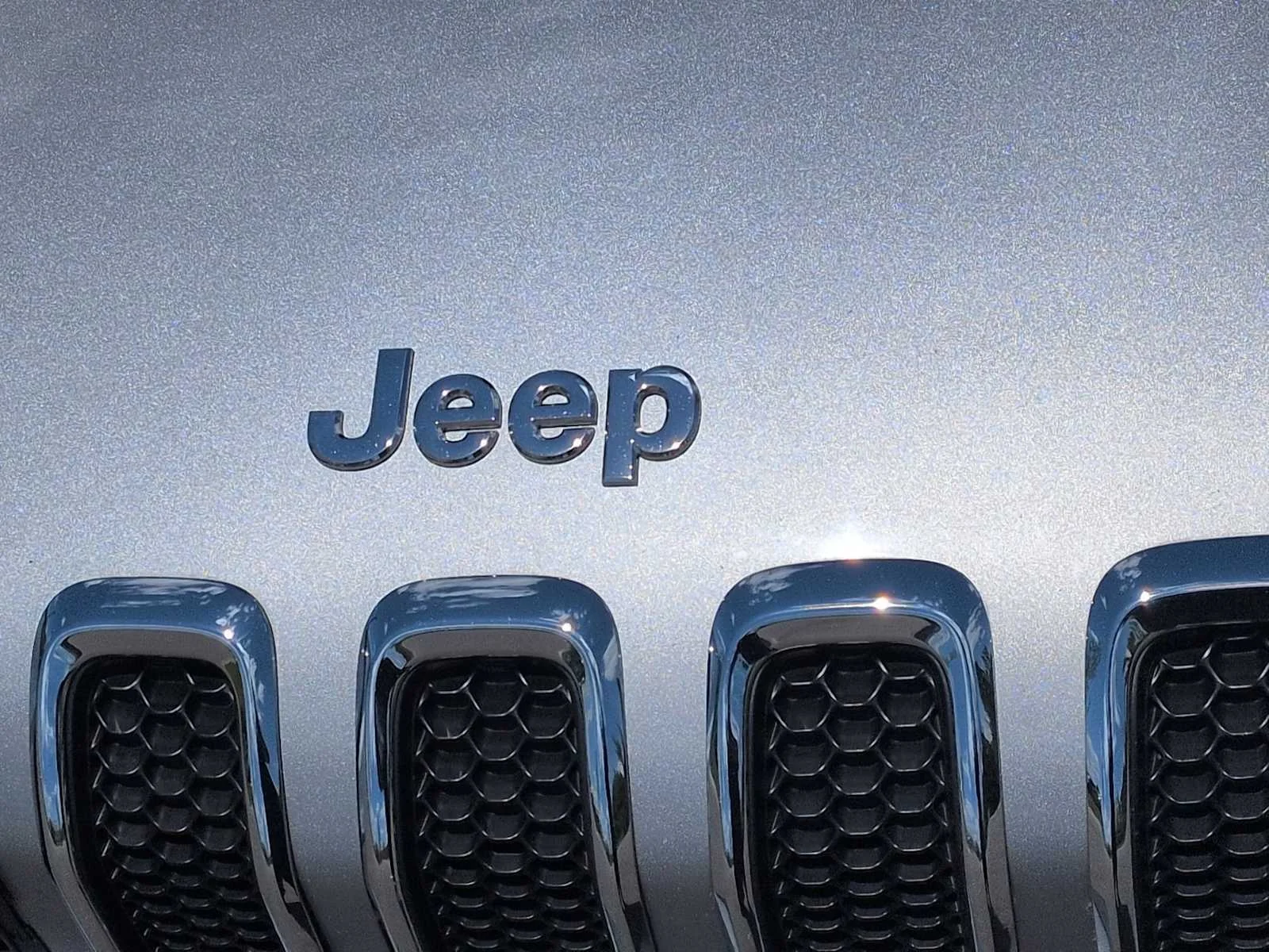 Used 2016 Billet Silver Metallic Clearcoat Jeep Latitude image 12