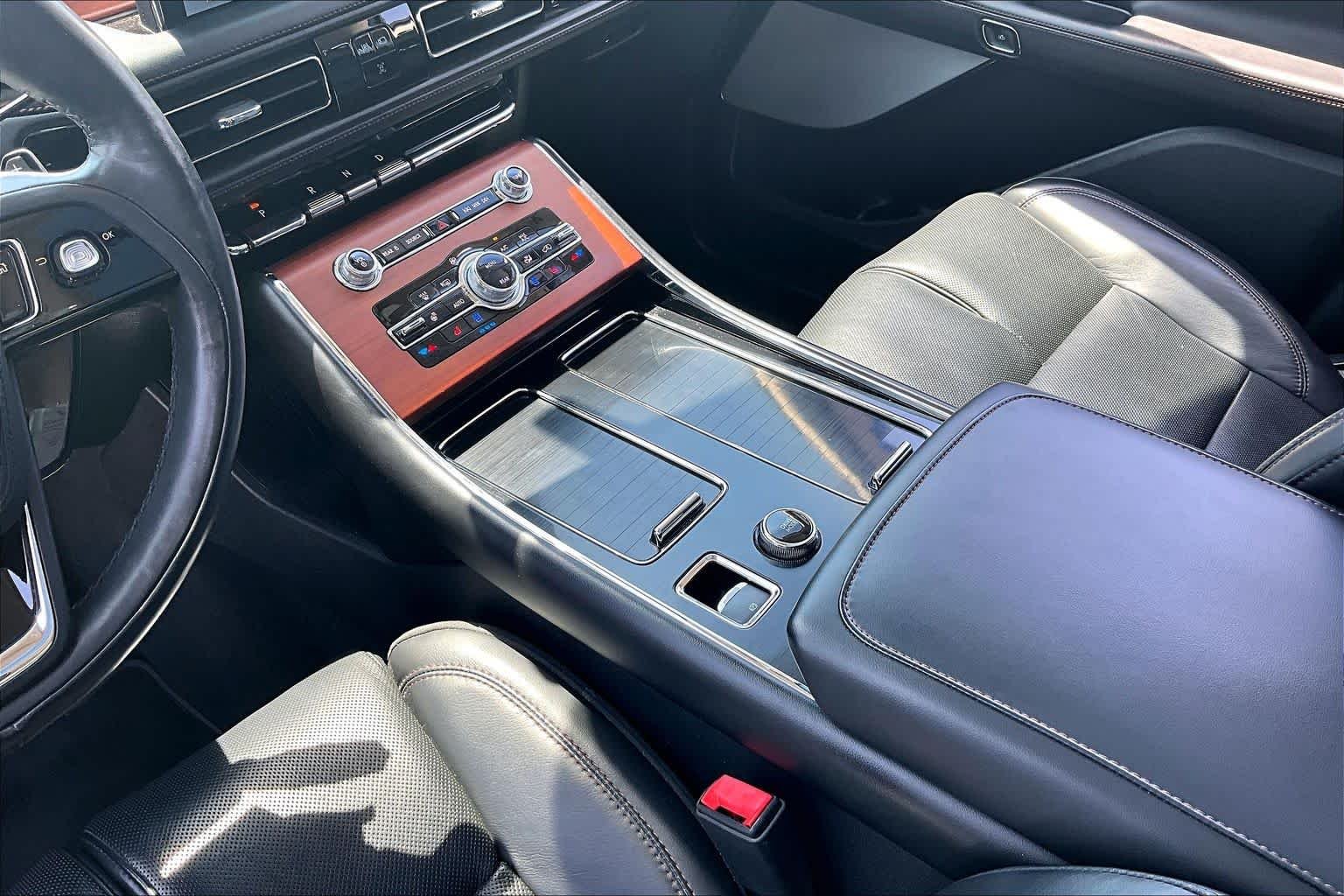 Used 2021 Silver Radiance Lincoln Grand Touring image 16