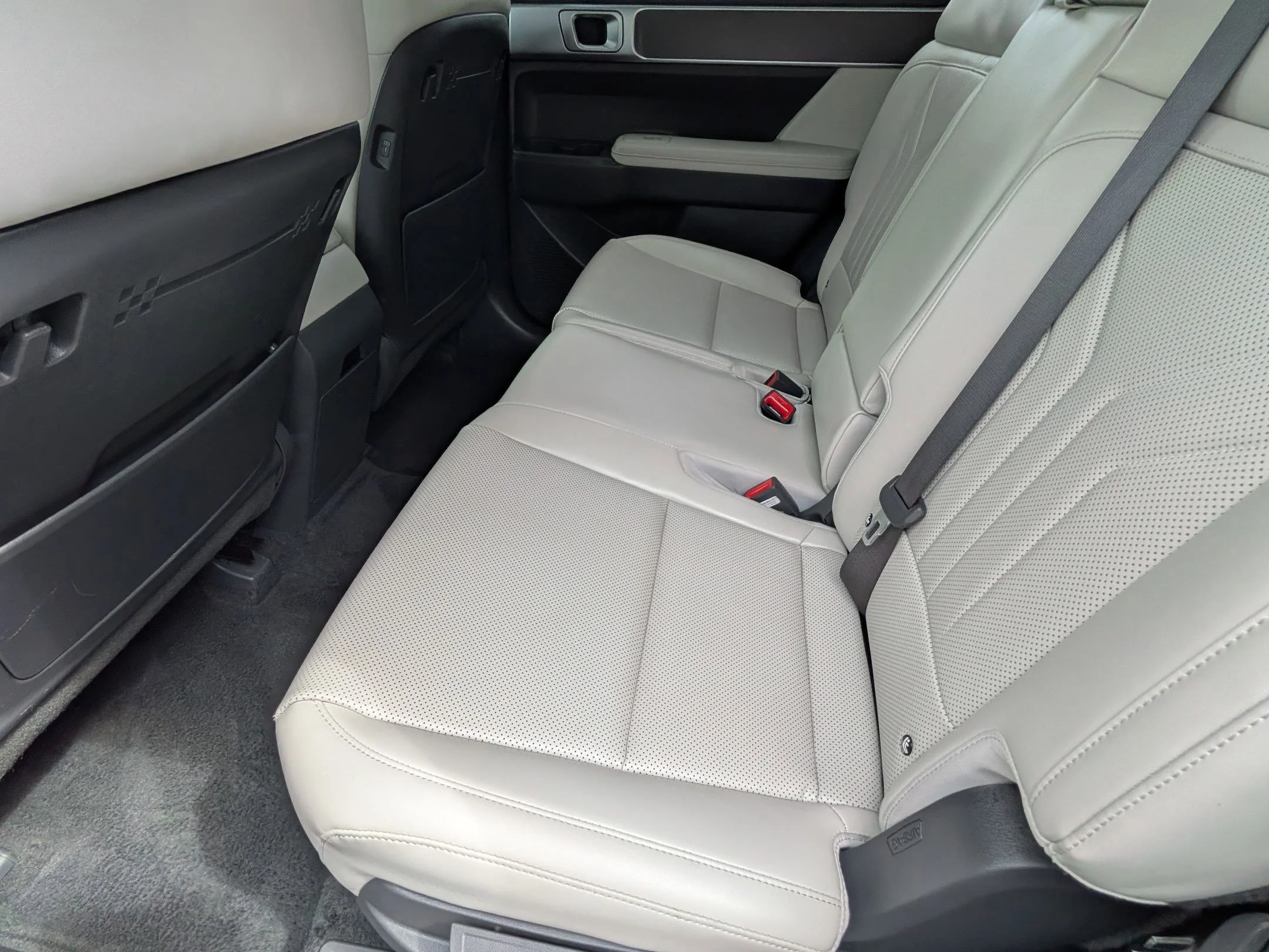 Used 2025 Shimmering Silver Pearl Hyundai SEL image 19