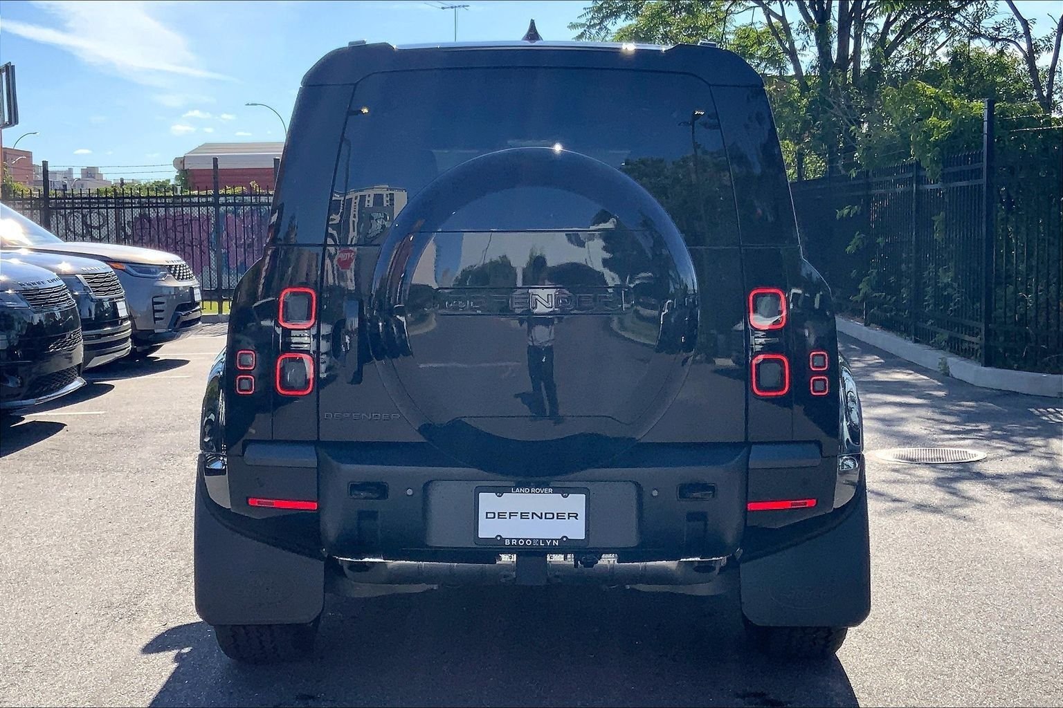 New 2026 Santorini Black Land Rover X-Dynamic SE image 4