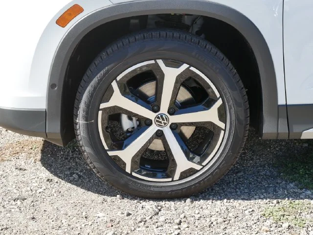 New 2026 White/off-white Volkswagen SE image 5