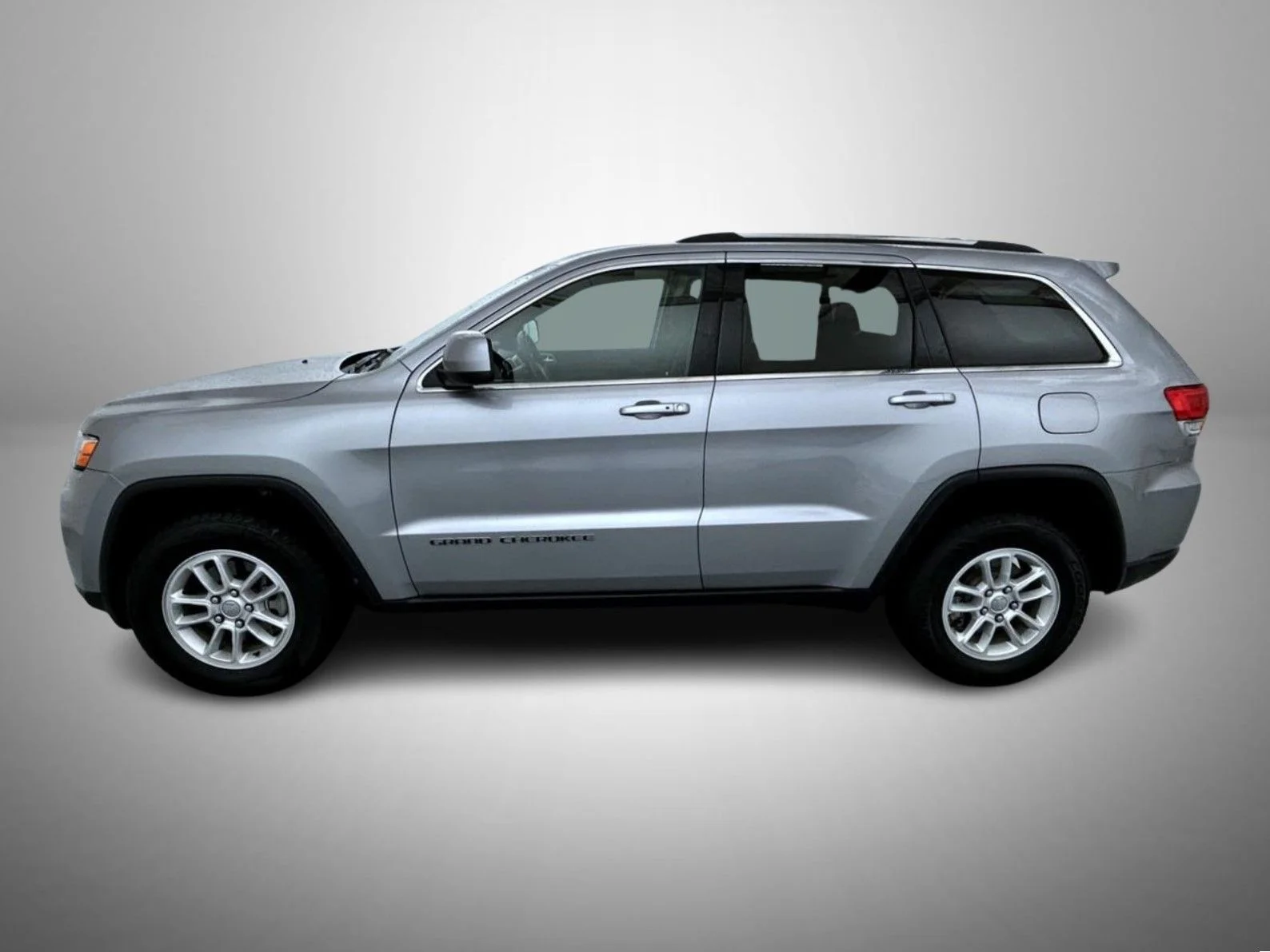 Used 2019 Silver Jeep Laredo E image 8