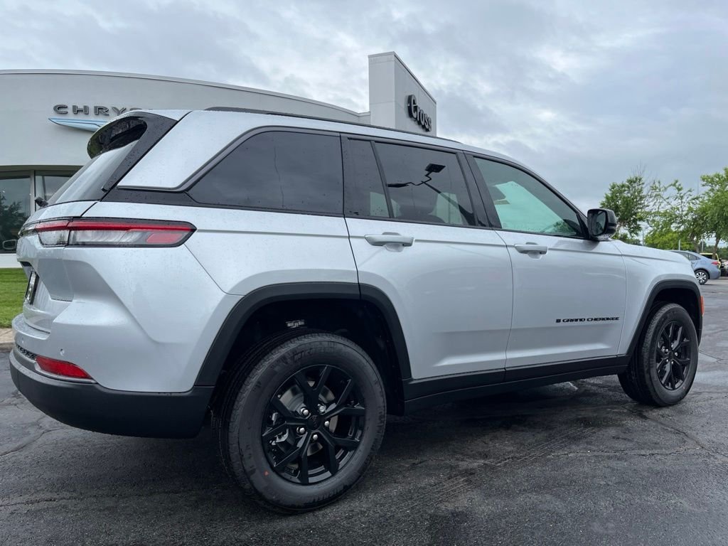 New 2026 Silver Zynith Exterior Paint Jeep Laredo Altitude image 44
