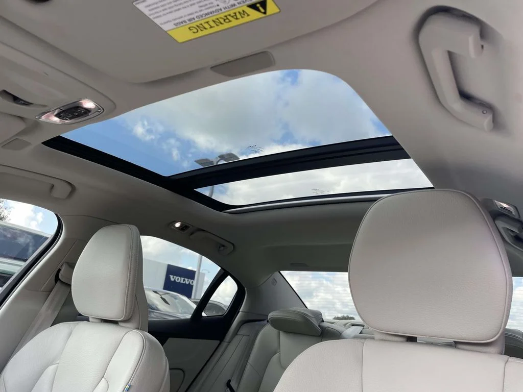 Used 2022 Thunder Grey Metallic Volvo R-Design Expression image 9
