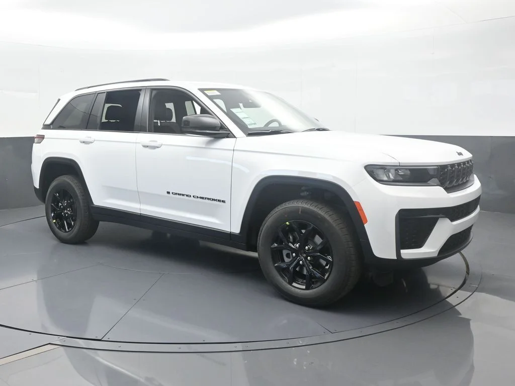 New 2026 Bright White Clear-Coat Exterior Paint Jeep Laredo image 6