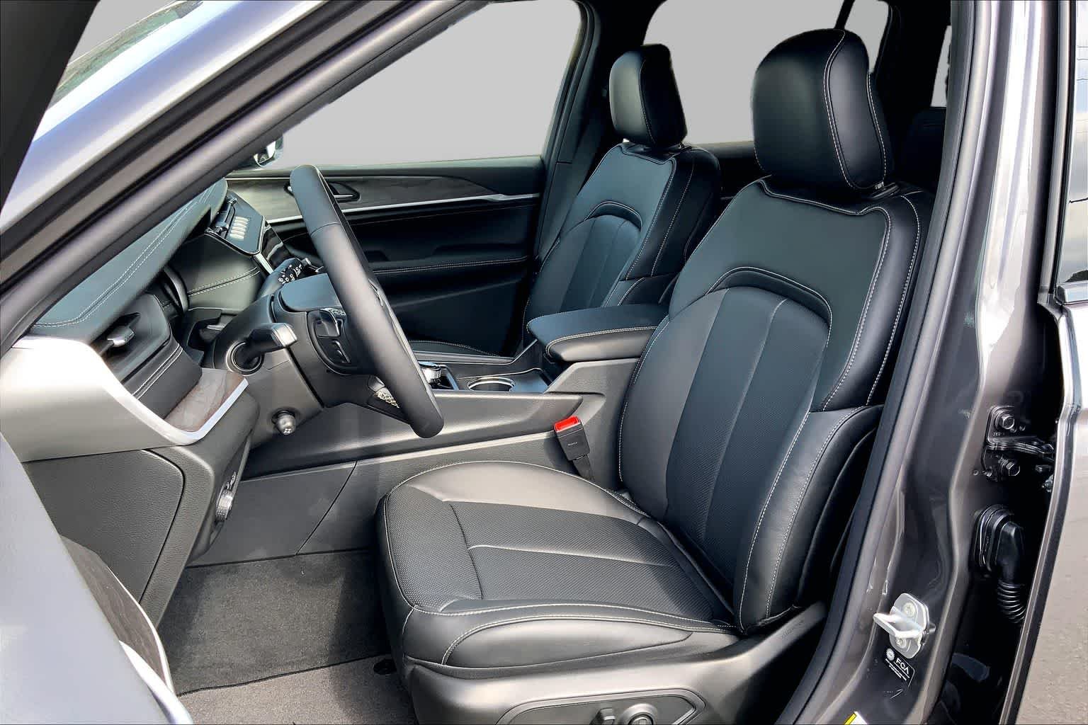 New 2026 Baltic Gray Metallic Clear-Coat Exterior Paint Jeep Limited Reserve image 7