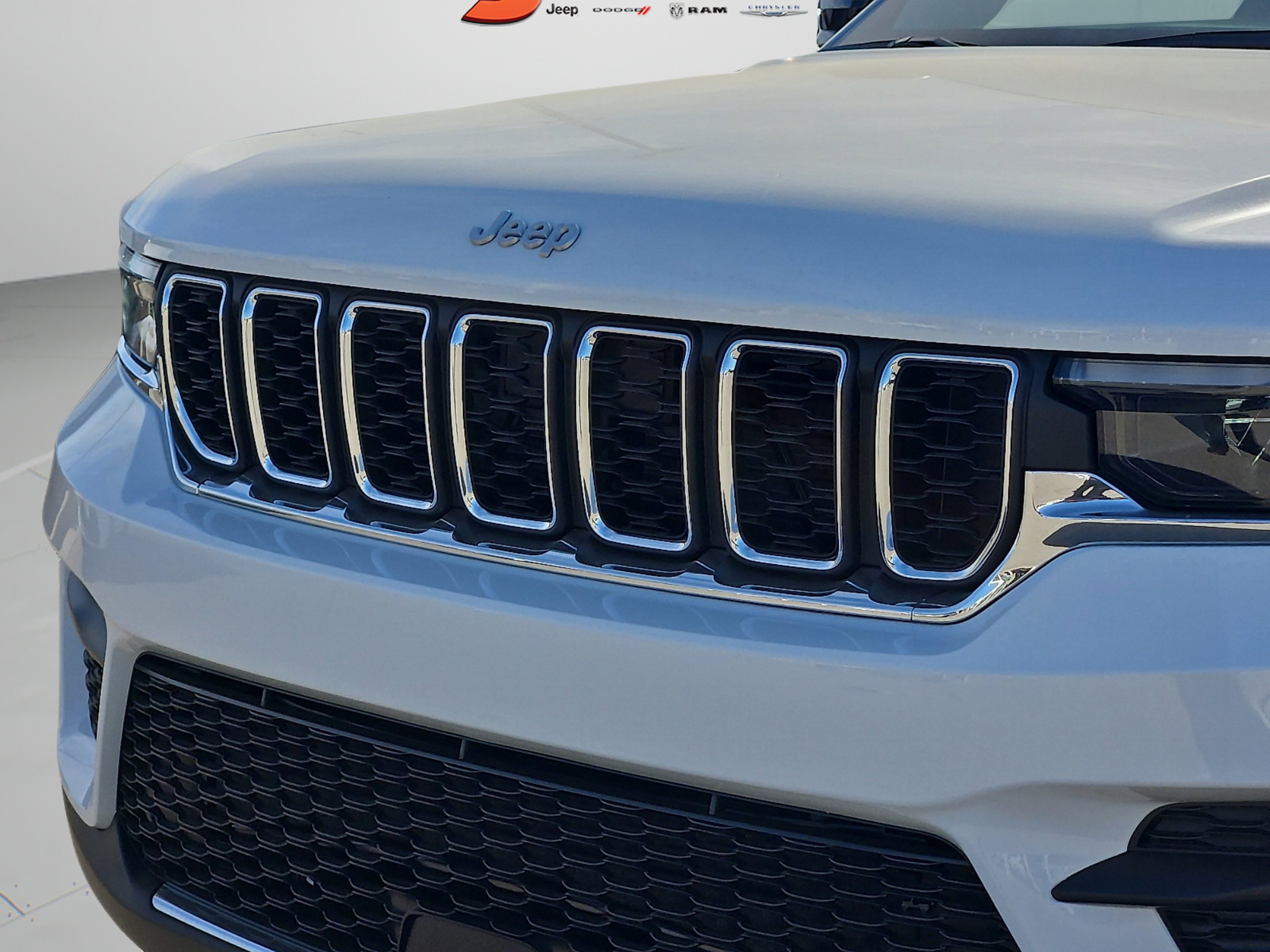 New 2025 Bright White Clear-Coat Exterior Paint Jeep Laredo image 7