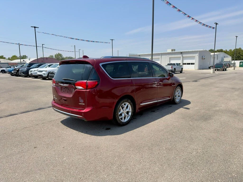 Used 2020 Red Chrysler Limited image 3