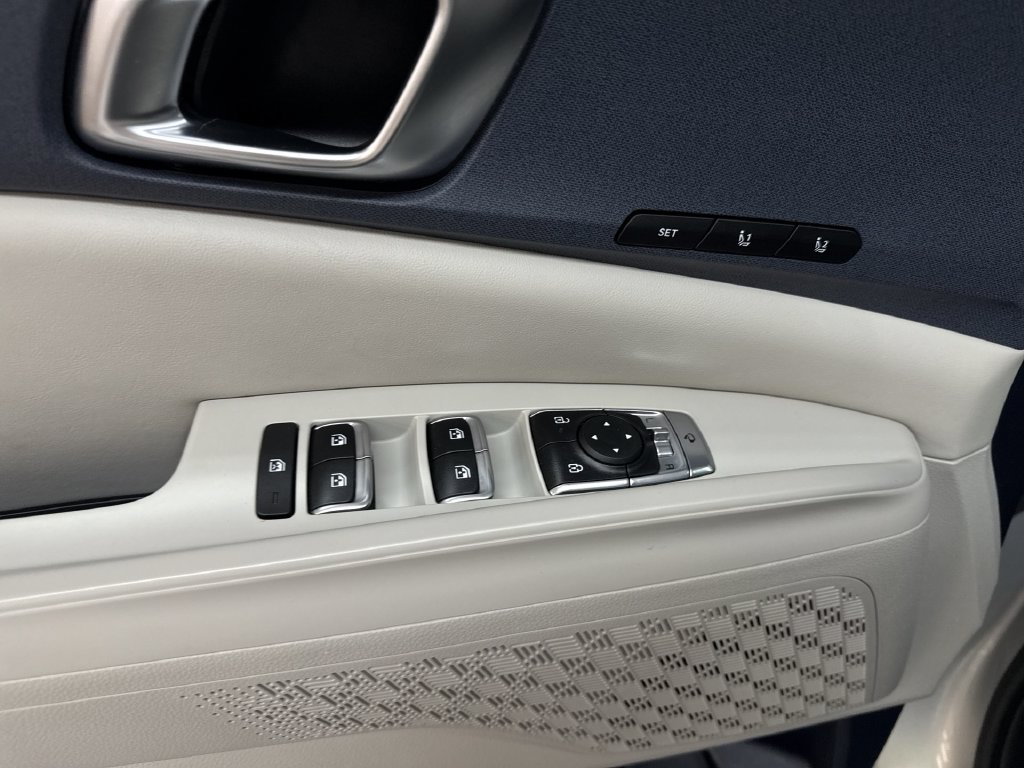 Used 2025 Ivory Kia SX image 15