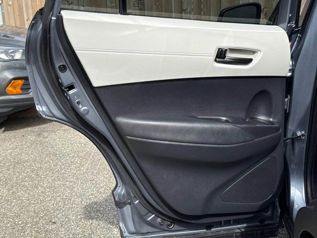 Used 2025  Toyota L image 12