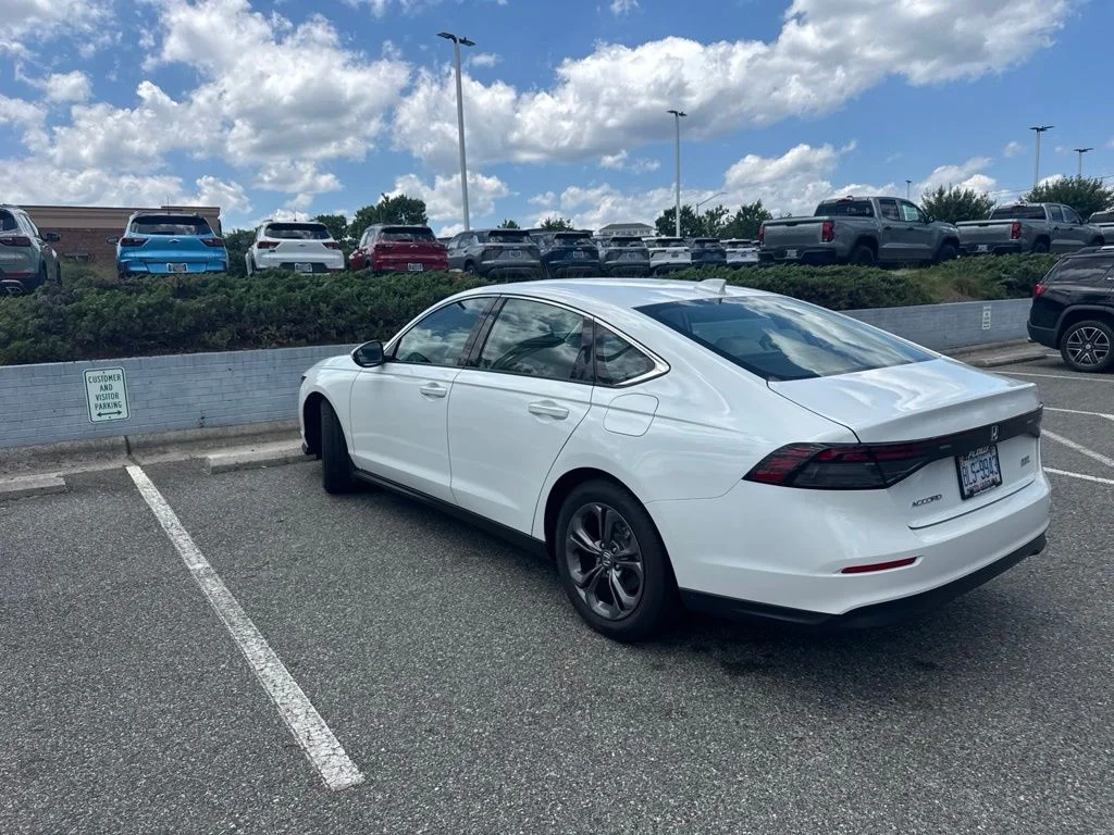 Used 2023 White Honda EX image 4